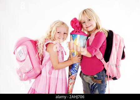 Zwei 6 und 7 Jahre alte bionda Mädchen mit einer Schultüte, Schulanfänger, Einschulung, signor:Sì, Foto Stock