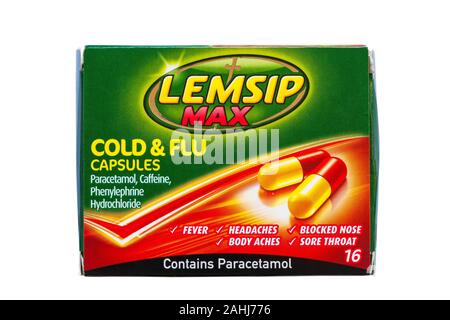 Scatola di capsule Lemsip Max Cold & flu isolate su sfondo bianco - per febbre, mal di testa, naso bloccato, dolori corporei, mal di gola Foto Stock