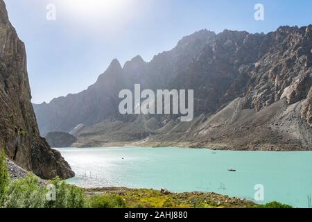 Lago di Attabad paesaggio pittoresco panorama mozzafiato con barche a vela su un soleggiato Blue Sky giorno Foto Stock