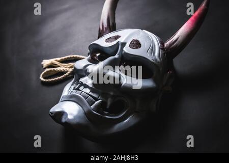 Oni giapponese maschera o maschera gigante, utilizzato per decorare fatti a mano da originale per farla apparire scuri e arte Foto Stock