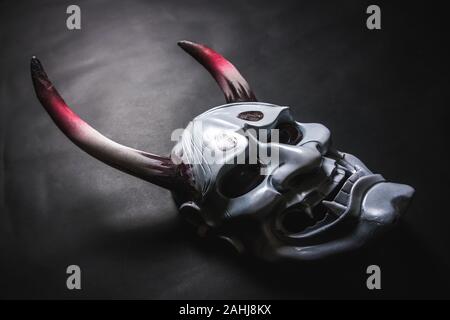 Oni giapponese maschera o maschera gigante, utilizzato per decorare fatti a mano da originale per farla apparire scuri e arte Foto Stock