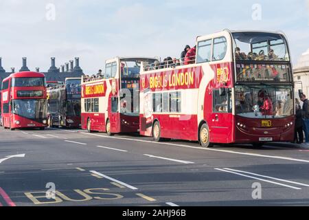 Una coda di Big Bus tour di Londra open top bus su Westminster Bridge come visto dal lato sud del ponte Foto Stock