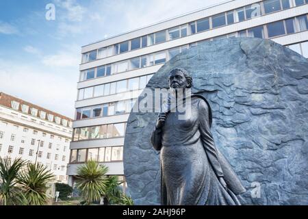 La statua in bronzo di Martin Jennings dell'eroina vittoriana della guerra di Crimea Mary Seacole, fuori dal St Thomas' Hospital, Londra, Inghilterra, Regno Unito Foto Stock