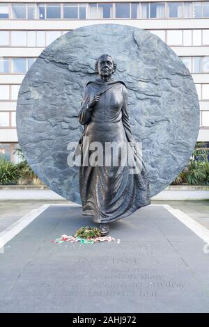 Statua di bronzo dell'eroina della guerra di Crimea Mary Seacole di Martin Jennings al di fuori del St Thomas’ Hospital nel centro di Londra, Inghilterra, Regno Unito Foto Stock