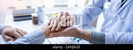 Medico dando la consultazione del medico,diagnosi medica di lavoro medico in ospedale, il concetto di assistenza sanitaria Foto Stock