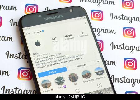 NY, Stati Uniti d'America - 4 dicembre 2019: Apple ufficiale di instagram conto sulla schermata dello smartphone su carta instagram banner. Foto Stock