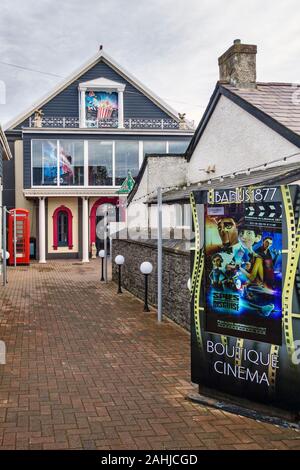 Borth, vicino a Aberystwyth, Wales, Regno Unito. L'ingresso Libanus 1877, una cappella ridondante di recente si è convertito in un piccolo boutique cinema Foto Stock