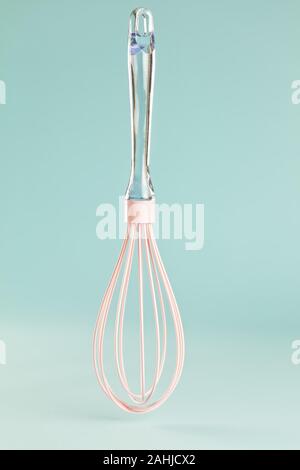 Silicone blu frusta, spatola e pennello su luce sfondo rosa con spazio  copia vista superiore Foto stock - Alamy