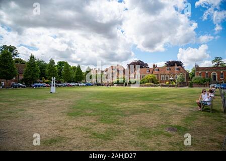 Carattere distintivo vecchie case che adiacente cattedrale vicino a Salisbury, Wiltshire, Inghilterra Foto Stock