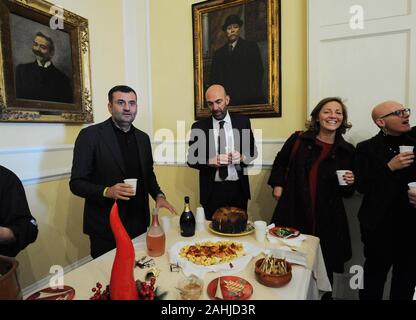 BARI IL SINDACO Decaro saluta i giornalisti con orecchini con le rape donato da una donna della città vecchia PER LA CHIUSURA DEL 2019 IN PRESENZA DEI SUOI esaminatori (DEGIGLIOSAVERIO/fotogramma, BARI - 2019-12-30) p.s. la foto e' utilizzabile nel rispetto del contesto in cui e' stata scattata, e senza intento diffamatorio del decoro delle persone rappresentate Foto Stock