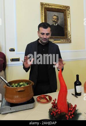 BARI IL SINDACO Decaro saluta i giornalisti con orecchini con le rape donato da una donna della città vecchia PER LA CHIUSURA DEL 2019 IN PRESENZA DEI SUOI esaminatori (DEGIGLIOSAVERIO/fotogramma, BARI - 2019-12-30) p.s. la foto e' utilizzabile nel rispetto del contesto in cui e' stata scattata, e senza intento diffamatorio del decoro delle persone rappresentate Foto Stock