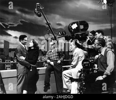 JOHN GARFIELD Joan Crawford Director JEAN NEGULESCO e cineasta ERNEST HALLER (in abito bianco) con troupe sul set candida riprese HUMORESQUE 1946 storia Fannie Hurst sceneggiatura Clifford Odets e Zachary Gold Warner Bros Foto Stock