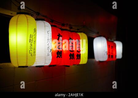 Colorate lanterne di carta al di fuori di un bar, Naha, Okinawa, in Giappone Foto Stock