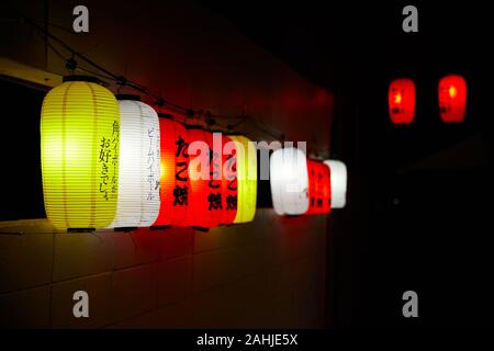 Colorate lanterne di carta al di fuori di un bar, Naha, Okinawa, in Giappone Foto Stock