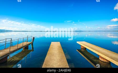 Tre moli o banchine, blu tramonto panoramico paesaggio. Laguna di Orbetello in Maremma, Argentario, Toscana, Italia. Foto Stock