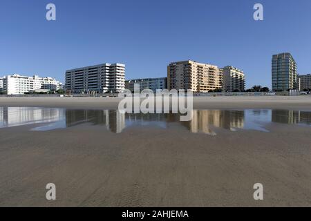 Matosinhos, Portogallo - 26 Novembre 2015: spiaggia vuota vedendo città riflessione nella sabbia bagnata. Foto Stock