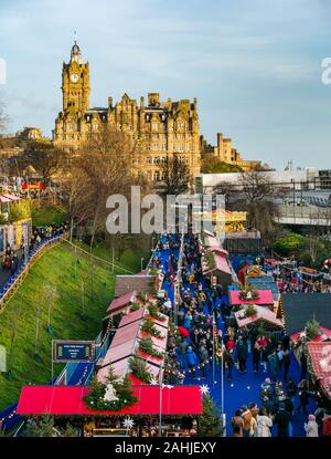 Princes Street Gardens mercatino di Natale con Balmoral Hotel, Edimburgo, Scozia, Regno Unito Foto Stock