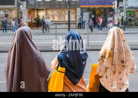 Tre donne musulmane o ragazze che indossano il velo/hijab da dietro Foto Stock