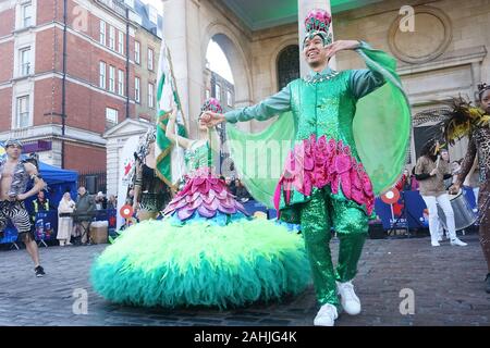 Londra, Regno Unito, 30 Dic, 2019. Gli artisti interpreti o esecutori di eseguire in anteprima di Londra il giorno di Capodanno sfilata in Covent Garden Piazza. Foto Stock
