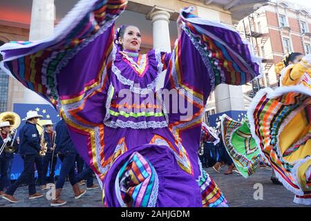 Londra, Regno Unito, 30 Dic, 2019. Gli artisti interpreti o esecutori di eseguire in anteprima di Londra il giorno di Capodanno sfilata in Covent Garden Piazza. Foto Stock