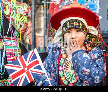 Il Covent Garden di Londra, 30 dic 2019. Un giovane attore chiamato 'Brillie' gode la sua giornata in Spotlight. Gruppo boliviano in abiti tradizionali è parte del Carnevale del Pueblo, portando colorata cultura latino-americana per i festeggiamenti.Il London Capodanno Parade (o LNYDP) hanno scelto la vibrante Covent Garden Piazza per questo anno di evento di anteprima, presentazione di molti dei loro gruppi di partecipanti. La parata di per sé avrà inizio alle ore 12 del 1 gennaio e passare attraverso il centro di Londra. Credito: Imageplotter/Alamy Live News Foto Stock