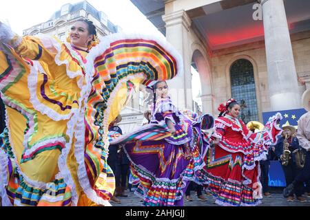 Londra, Regno Unito, 30 Dic, 2019. Gli artisti interpreti o esecutori di eseguire in anteprima di Londra il giorno di Capodanno sfilata in Covent Garden Piazza. Foto Stock