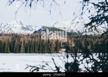 Il villaggio di Strbske Pleso, Slovacchia - Dicembre 2019: vista su hotel Patria e Alti Tatra sopra lago ghiacciato. Foto Stock