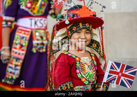 Il Covent Garden di Londra, 30 dic 2019. Un giovane attore chiamato Brillie gode la sua giornata in Spotlight. Un gruppo boliviano in abiti tradizionali è parte del Carnevale del Pueblo, portando colorata cultura latino-americana per i festeggiamenti.Il London Capodanno Parade (o LNYDP) hanno scelto la vibrante Covent Garden Piazza per questo anno di evento di anteprima, presentazione di molti dei loro gruppi di partecipanti. La parata di per sé avrà inizio alle ore 12 del 1 gennaio e passare attraverso il centro di Londra. Credito: Imageplotter/Alamy Live News Foto Stock