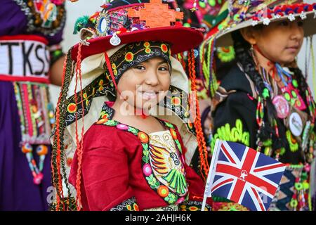 Il Covent Garden di Londra, 30 dic 2019. Un giovane attore chiamato Brillie gode la sua giornata in Spotlight. Un gruppo boliviano in abiti tradizionali è parte del Carnevale del Pueblo, portando colorata cultura latino-americana per i festeggiamenti.Il London Capodanno Parade (o LNYDP) hanno scelto la vibrante Covent Garden Piazza per questo anno di evento di anteprima, presentazione di molti dei loro gruppi di partecipanti. La parata di per sé avrà inizio alle ore 12 del 1 gennaio e passare attraverso il centro di Londra. Credito: Imageplotter/Alamy Live News Foto Stock