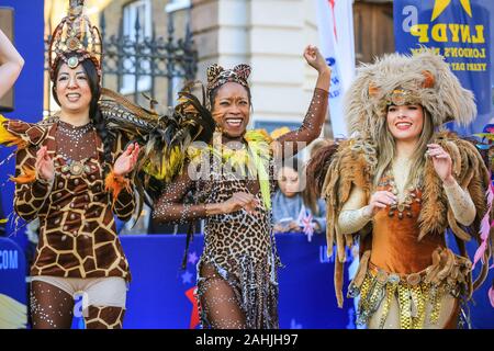 Il Covent Garden di Londra, 30 dic 2019. Gli artisti interpreti o esecutori dalla London School of Samba di portare un po' di ritmo e atmosfera di carnevale a Covent Garden.La Londra Capodanno Parade (o LNYDP) hanno scelto la vibrante Covent Garden Piazza per questo anno di evento di anteprima, presentazione di molti dei loro gruppi di partecipanti. La parata di per sé avrà inizio alle ore 12 del 1 gennaio e passare attraverso il centro di Londra. Credito: Imageplotter/Alamy Live News Foto Stock