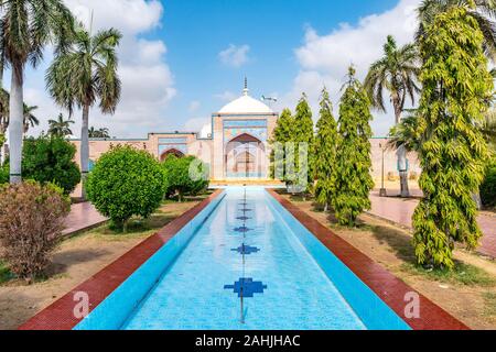 Thatta Shah Jahan moschea pittoresca vista vuota una fontana con alberi su un soleggiato Blue Sky giorno Foto Stock