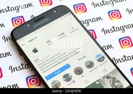 NY, Stati Uniti d'America - 4 dicembre 2019: Apple ufficiale di instagram conto sulla schermata dello smartphone su carta instagram banner. Foto Stock