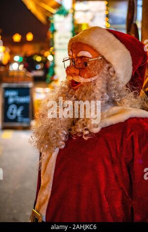 Immagine di una Santa Claus doll decorare la strada in una zona urbana - Una bella decorazione natalizia Foto Stock