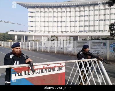 Lahore, Pakistan. 30 dic 2019. I funzionari di sicurezza sono in piedi ad alta allerta per evitare spiacevoli incidenti nel corso della sessione di gruppo, al gruppo del Punjab a Lahore Lunedì, 30 dicembre 2019. Credito: Asianet-Pakistan/Alamy Live News Foto Stock