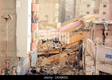 Lahore, Pakistan. 30 dic 2019. Vista del luogo dopo un edificio crollato a Ranchor area di corsia a Karachi il lunedì, 30 dicembre 2019. Un edificio a sei piani in Karachi Ranchor dell area di corsia è crollato il lunedì, ma non vi è alcuna perdita di vita riportati come il complesso era stata evacuata in anticipo. Credito: Asianet-Pakistan/Alamy Live News Foto Stock