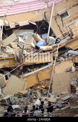 Lahore, Pakistan. 30 dic 2019. Vista del luogo dopo un edificio crollato a Ranchor area di corsia a Karachi il lunedì, 30 dicembre 2019. Un edificio a sei piani in Karachi Ranchor dell area di corsia è crollato il lunedì, ma non vi è alcuna perdita di vita riportati come il complesso era stata evacuata in anticipo. Credito: Asianet-Pakistan/Alamy Live News Foto Stock