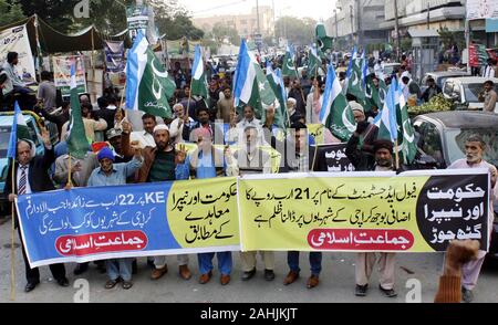 Lahore, Pakistan. 30 dic 2019. I sostenitori e gli attivisti di Jamat-e-Islami (JI) sono holding manifestazione di protesta contro il prolungare l'elettricità alleggerimento del carico da K-elettrico, a Karachi press club il Lunedi, 30 dicembre 2019. Credito: Asianet-Pakistan/Alamy Live News Foto Stock
