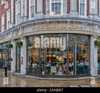 YORK CITY Inghilterra bow-window di BETTYS CAFE sale da tè ST HELENS SQUARE Foto Stock