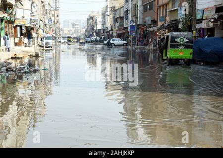 Lahore, Pakistan. 30 dic 2019. Inondati da strada traboccante di fognatura creando problemi per i pendolari che mostra la negligenza delle autorità interessate, a Paposh Nagar a Karachi il lunedì, 30 dicembre 2019. Credito: Asianet-Pakistan/Alamy Live News Foto Stock