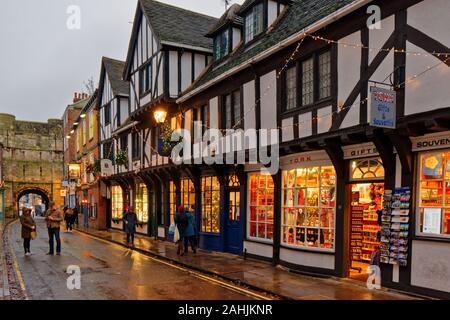 YORK CITY INGHILTERRA HIGH PETERGATE GUARDANDO VERSO LA Bootham Bar o il cancello IN INVERNO Foto Stock