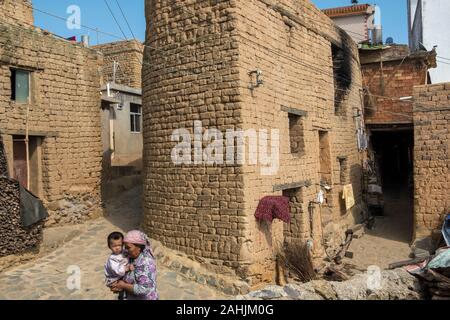 Abitazioni tradizionali di Yi gruppo etnico nel villaggio Cangtai, Honghe, Yunnan in Cina. 29-set-2019 Foto Stock