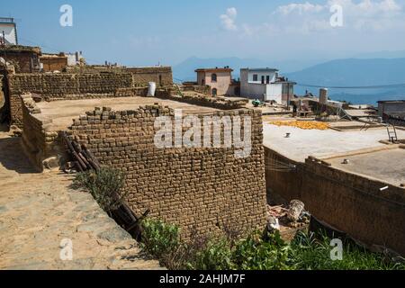 Abitazioni tradizionali di Yi gruppo etnico nel villaggio Cangtai, Honghe, Yunnan in Cina. 29-set-2019 Foto Stock