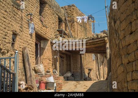 Abitazioni tradizionali di Yi gruppo etnico nel villaggio Cangtai, Honghe, Yunnan in Cina. 29-set-2019 Foto Stock