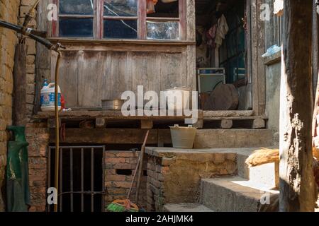 Abitazioni tradizionali di Yi gruppo etnico nel villaggio Cangtai, Honghe, Yunnan in Cina. 29-set-2019 Foto Stock