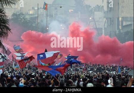 (191230) -- Pechino, 30 dic. 2019 (Xinhua) -- persone partecipano a una manifestazione di protesta a Santiago del Cile, nov. 8, 2019. Il Cile è stato roiled dalle proteste contro il governo in quanto a metà ottobre escursione in metropolitana tariffe in Santiago. Tumulto in America Latina riflette sfide della governance in gennaio, Venezuela del leader dell opposizione Juan Guaido dichiarato 'presidente ad interim' della nazione. A causa di Washington di immischiarsi, tensioni nel paese hanno aumentato. In settembre, Presidente peruviano Martin Vizcarra sciolto la nazione del Congresso, causando un feroce scontro tra il legislatore e il Foto Stock