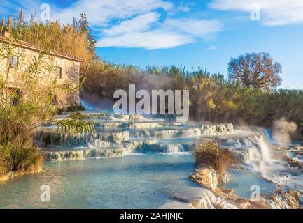 Le Terme di Saturnia (Toscana, Italia) - thermal acque sulfuree di Saturnia, provincia di Grosseto, Regione Toscana, durante l'inverno Foto Stock
