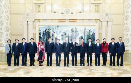 (191230) -- Pechino, 30 dic. 2019 (Xinhua) -- Chinese Vice Premier Liu He, anche un membro dell'ufficio politico del Partito Comunista della Cina (CPC) Comitato Centrale, un incontro con una delegazione di reporting le gesta del patologo vegetale Youyong Zhu presso la Grande Sala del Popolo di Pechino, capitale della Cina, Dic 30, 2019. Zhu, un accademico dell'Accademia Cinese di ingegneria e presidente onorario di Yunnan Università Agricola nel sud-ovest della Cina, è stato conferito il titolo di "modello di ruolo dei tempi", in riconoscimento del suo contributo sia nella scienza e la riduzione della povertà. (Xinhua/Yao Foto Stock