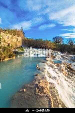 Le Terme di Saturnia (Toscana, Italia) - thermal acque sulfuree di Saturnia, provincia di Grosseto, Regione Toscana, durante l'inverno Foto Stock