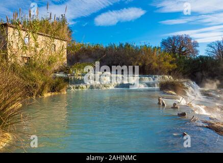 Le Terme di Saturnia (Toscana, Italia) - thermal acque sulfuree di Saturnia, provincia di Grosseto, Regione Toscana, durante l'inverno Foto Stock