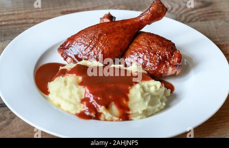 Barbecue gambe d'anatra con purea di patate close-up Foto Stock